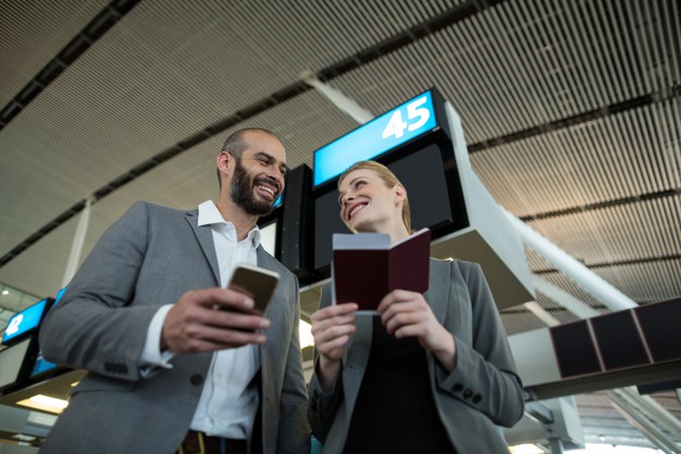싱가포르 취업비자 1 business people holding boarding pass using mobile phone 107420 95775
